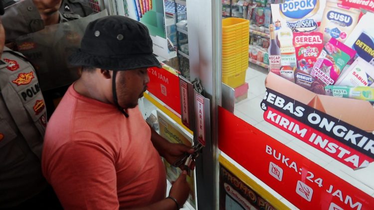 Warga Segel Ritel Modern di Desa Puyung
