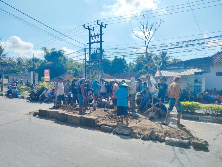 Ratusan Petani di Lotim Rusak Jalan Provinsi, Gara-gara Air