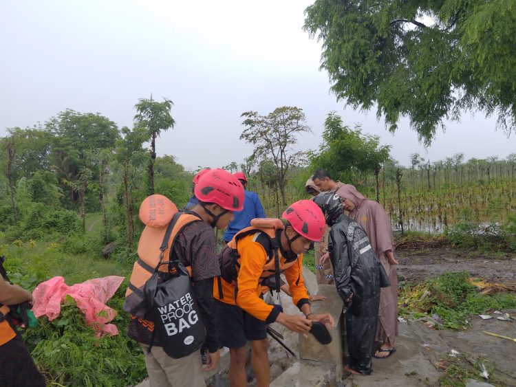 Pelajar SD di Lotim Hanyut Saat Mandi Hujan