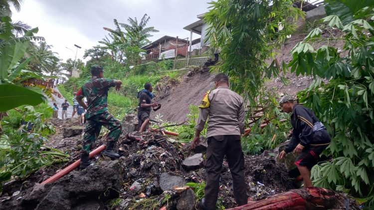 Bencana Tanah Longsor Terjadi di Lotim, Tiga Rumah Rusak