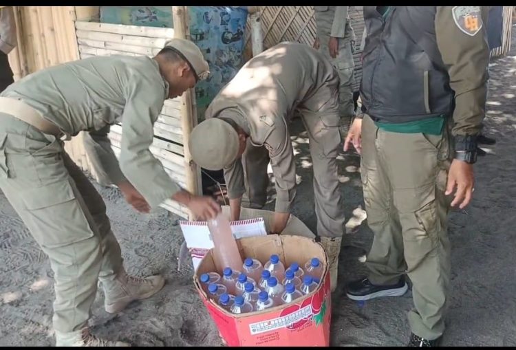 Pol. PP Sita Miras di Warung Kawasan Pantai Labuhan Haji
