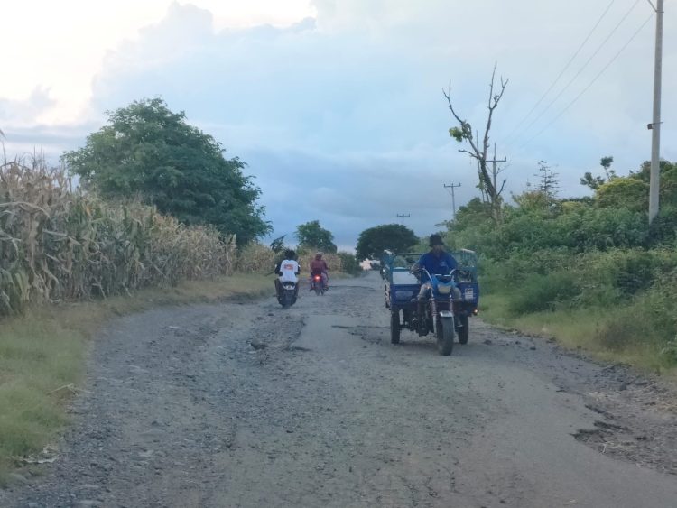 Kondisi Jalan Menuju Wisata Pantai Pink Memprihatinkan