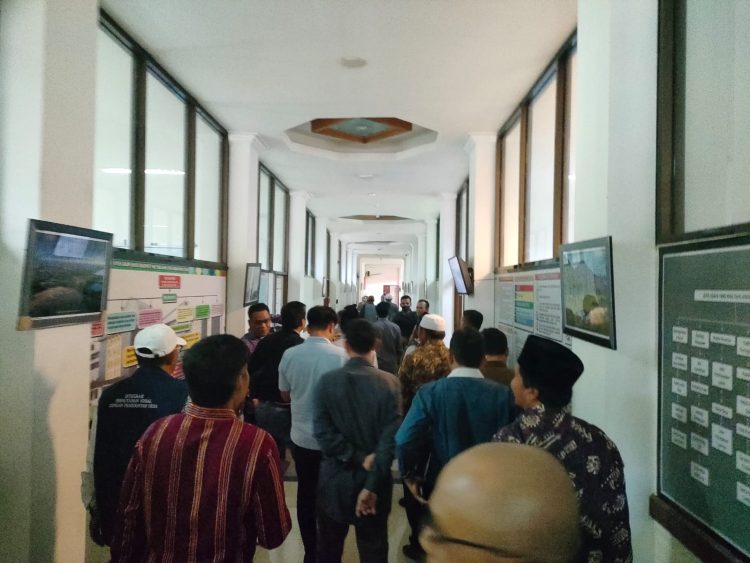 Geruduk Kantor Bupati, Kades dan Perangkat Desa Se Lotim Murka, Gaji Dua Bulan Tak Kunjung Cair
