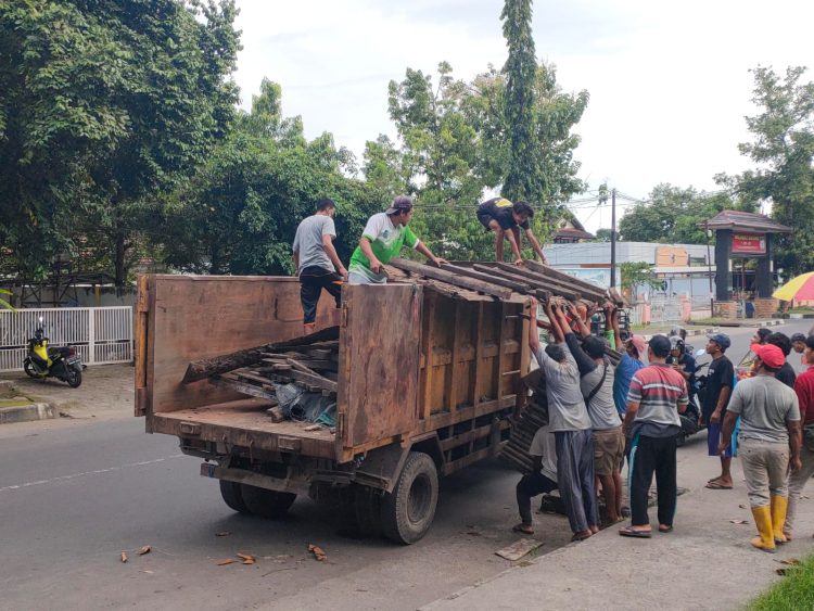 Pol. PP dan Dinas LHK Lotim Angkut Lapak PKL Taman Kota