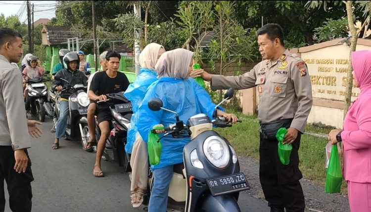 Polsek Sukamulia Bagikan Ratusan Takjil