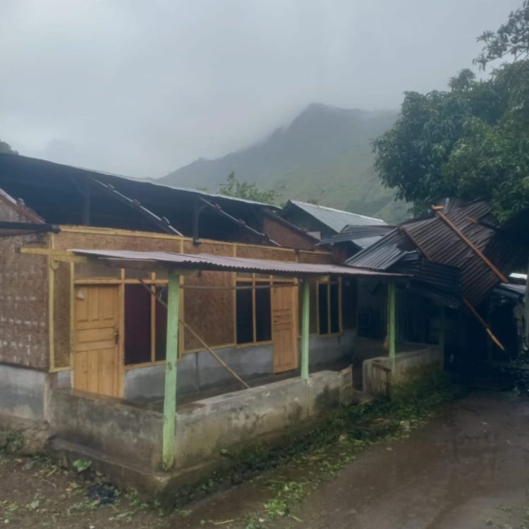 Akibat Angin Kencang, Rumah dan Masjid di Sembalun Rusak
