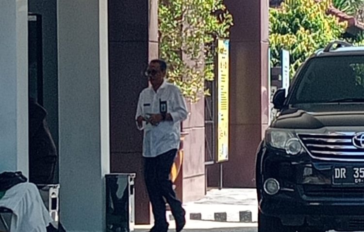 Direktur RSUD Soejono Selong Kepergok Datangi Kantor Kejari Lotim