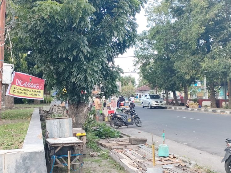 Ditertibkan, PKL Depan Dinas Dukcapil Lotim Akan Gelar Jualan Lagi