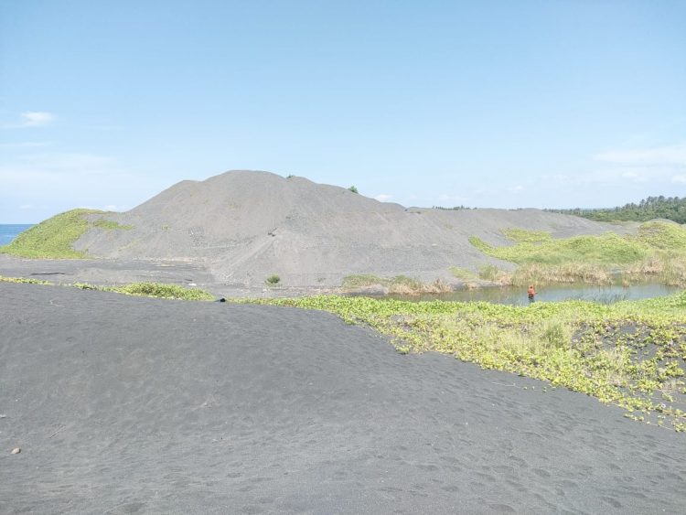 Warga Pohgading Tuntut Reklamasi Eks Tambang Pasir Besi
