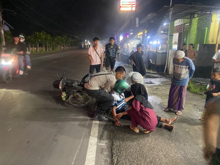 Anggota Polsek Terara Sigab Bantu Korban Lantas