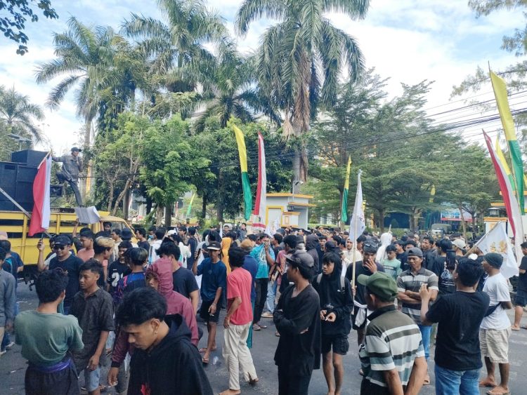 Demo Tolak Lapangan Rambang Dijadikan Tambak Udang