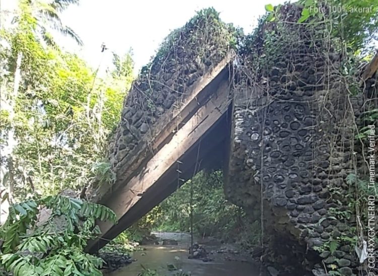 Jembatan Penghubung Dua Desa di Lotim Ambruk