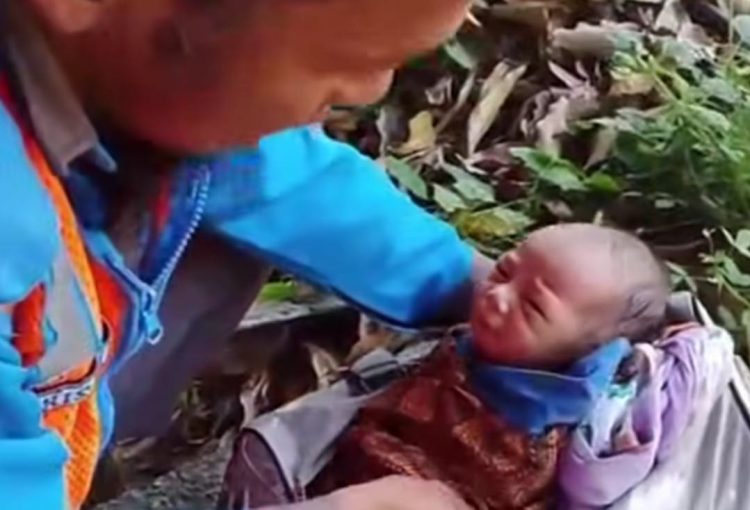 Warga di Lotim Temukan Bayi Menangis Dibuang Dalam Tas