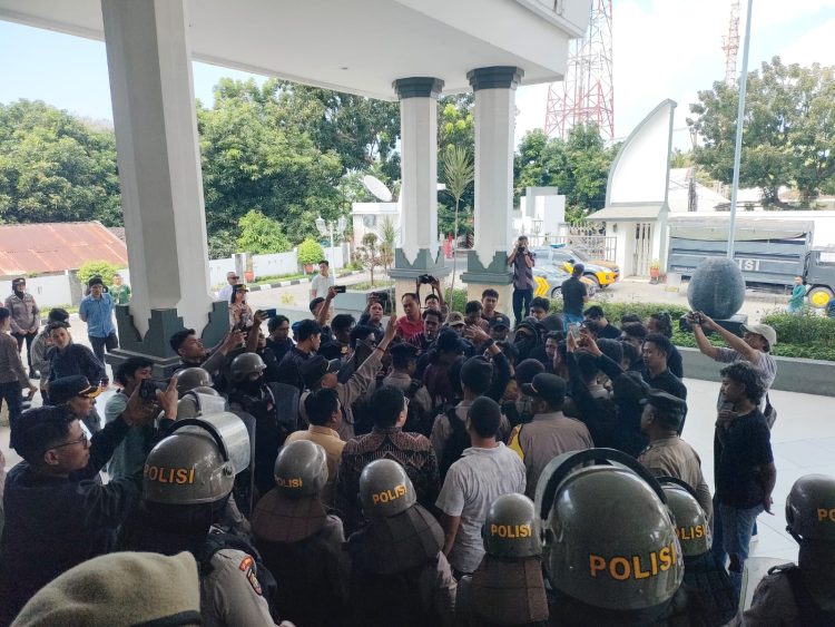 Wakil Ketua DPRD Lotim Nyaris Adu Jotos Dengan Pendemo
