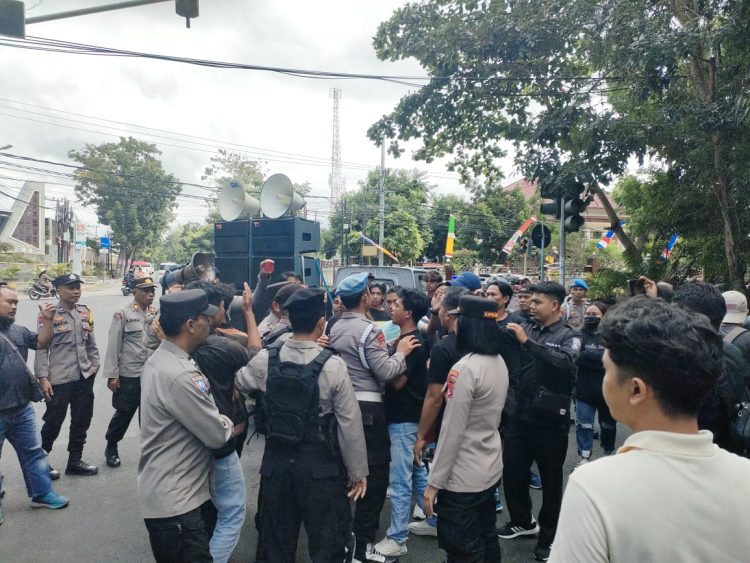 Pendemo Vs Polisi di Lotim Nyaris Saling Pukul