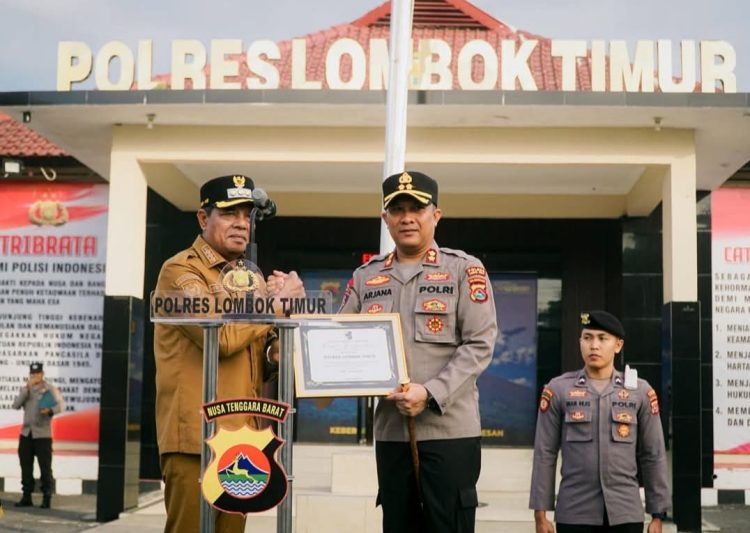 Bupati Berikan Penghargaan ke Polres Lotim