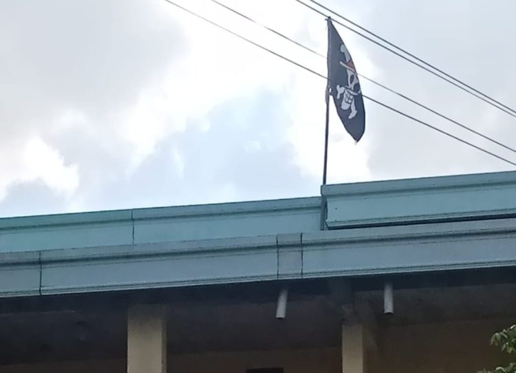 Berkibar di Gedung Apotik Sekarteja Lotim, TNI/POLRI Turunkan Bendera One Piece
