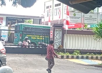 Terciduk Kadis Dikbud Lotim Keluar Dari Kejaksaan, Habis Diperiksa