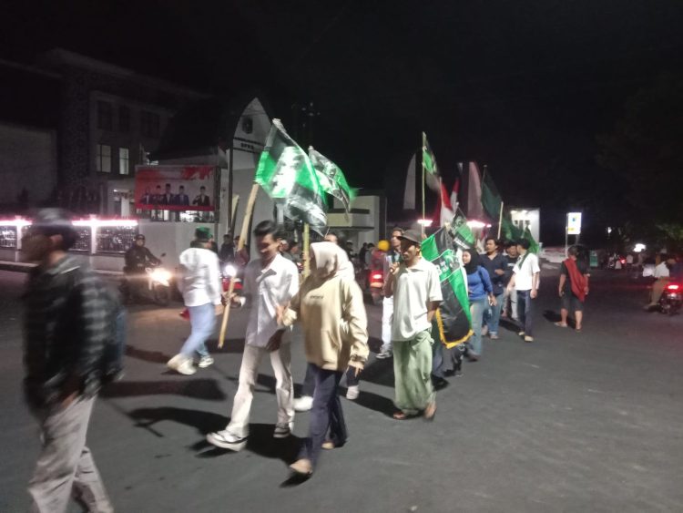 Malam Hari, HMI Lotim Gelar Aksi Permulaan di Kantor DPRD Lotim