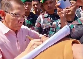 Momen Langka, Wabup Lotim Tandatangani Surat Pernyataan Dipunggung Sekda