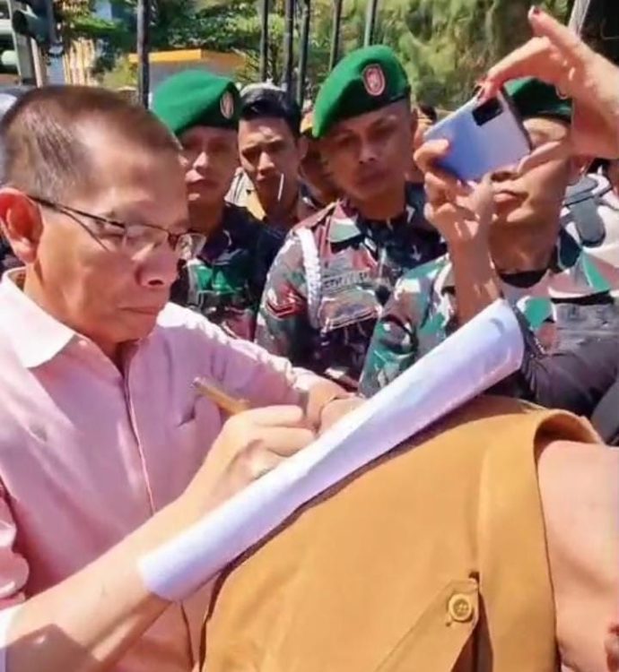 Momen Langka, Wabup Lotim Tandatangani Surat Pernyataan Dipunggung Sekda