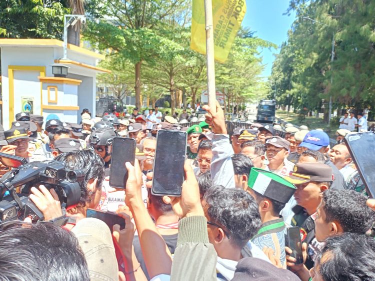 Aksi Jilid II, Cipayung Plus Desak Bupati Lotim Copot Sekwan DPRD