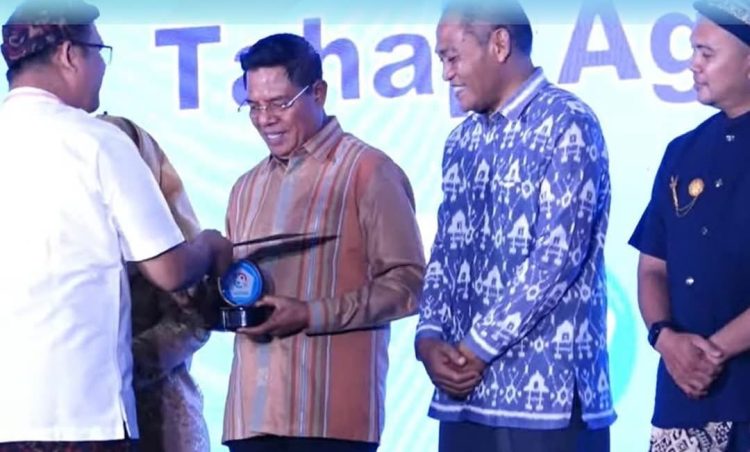 Lotim Dapat Penghargaan Agung