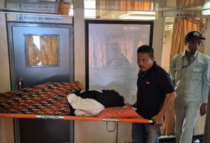 Mengharukan Seorang ibu Melahirkan di Kapal Laut Khayangan-Poto Tano