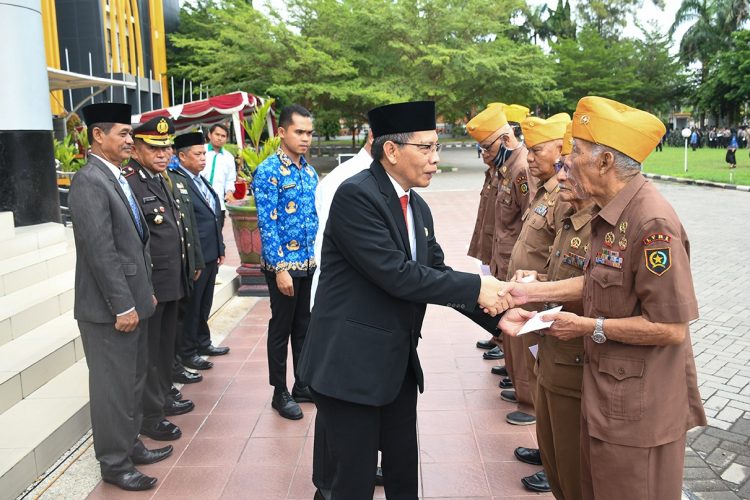 Wakil Bupati Lotim Serahkan Santunan ke Para Veteran