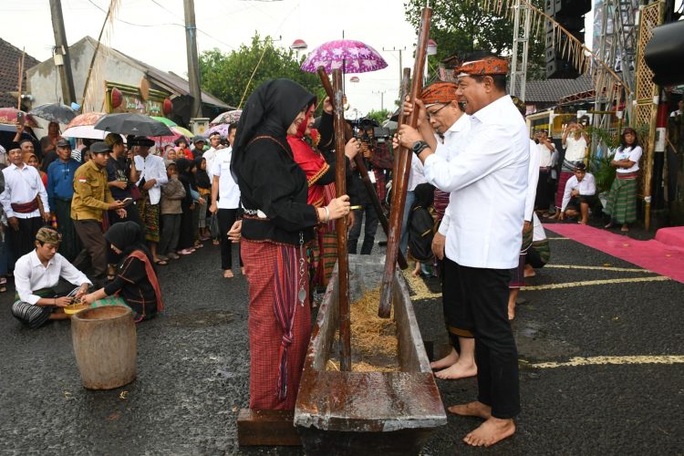 Simbol Persatuan Metu Telu Warnai Penutupan Pesona Budaya Pengadangan di Tengah Hujan