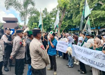 HMI MPO Lotim Demo Desak Kejari Tetapkan Mantan Bupati dan Kadis Dikbud Jadi Tersangka Chromebook