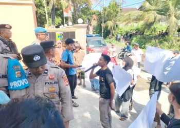 Adik Demo Kakaknya Jadi Kades di Lotim, Soal Transparansi Dana Desa