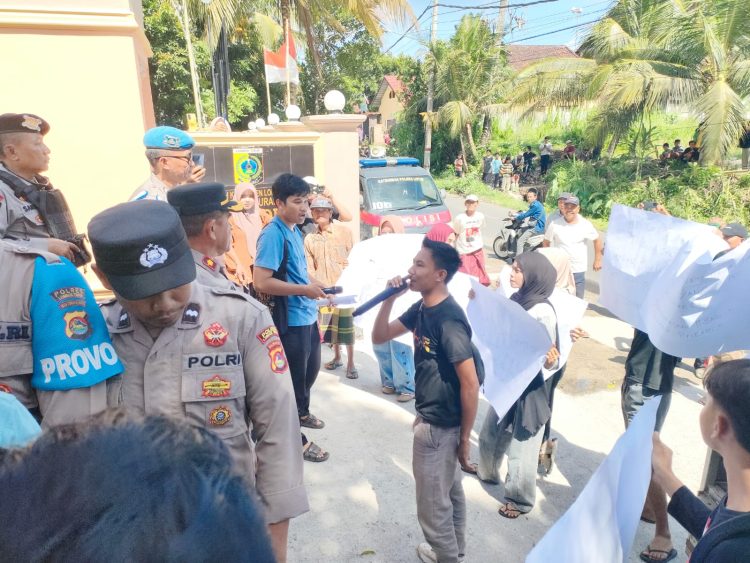 Adik Demo Kakaknya Jadi Kades di Lotim, Soal Transparansi Dana Desa