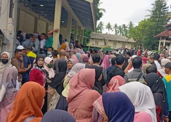 THR 100 Persen 2025 Akan Dibayarkan, Kantor Dinas Dikbud Lotim Dipadati Guru se-Lotim