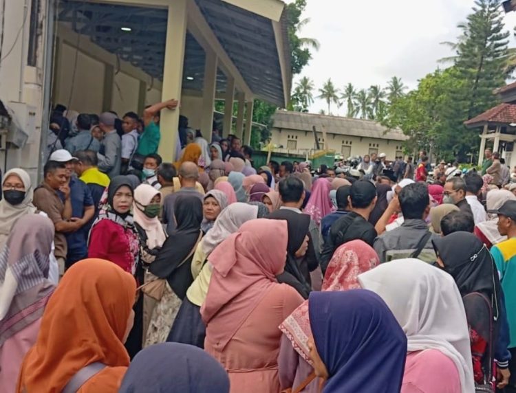 THR 100 Persen 2025 Akan Dibayarkan, Kantor Dinas Dikbud Lotim Dipadati Guru se-Lotim