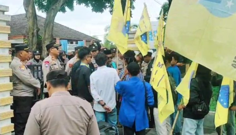 Aksi Mahasiswa Sorot Dapur MBG milik Bupati Lotim Sebabkan Terjadi Dugaan Keracunan