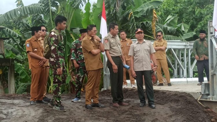 Akses Terputus Akibat Banjir, Pemkab Lotim Percepat Pemasangan Jembatan Sementara di Suela