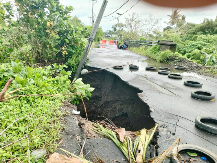 Jalan Amblas Jurusan Pancor-Sekarteja Lotim