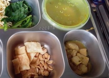Dapur MBG Pohgading 3 Lotim Sajikan Menu Basi ke Ratusan Siswa