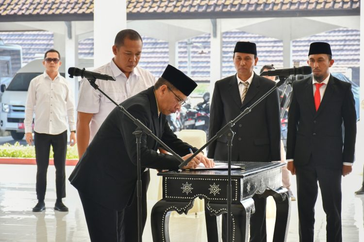 Lantik 69 Pejabat, Wabup Tekankan Pelayanan Prima dan Nilai ASN BerAKHLAK
