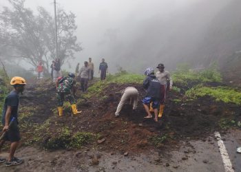 Jalan Jalur wisata Sembalun Tertimbun Longsor