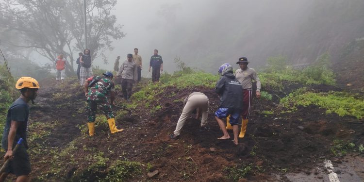 Jalan Jalur wisata Sembalun Tertimbun Longsor