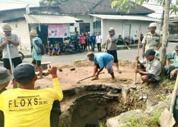 Warga Dua Kecamatan di Lotim Bongkar Paksa Jalan Provinsi