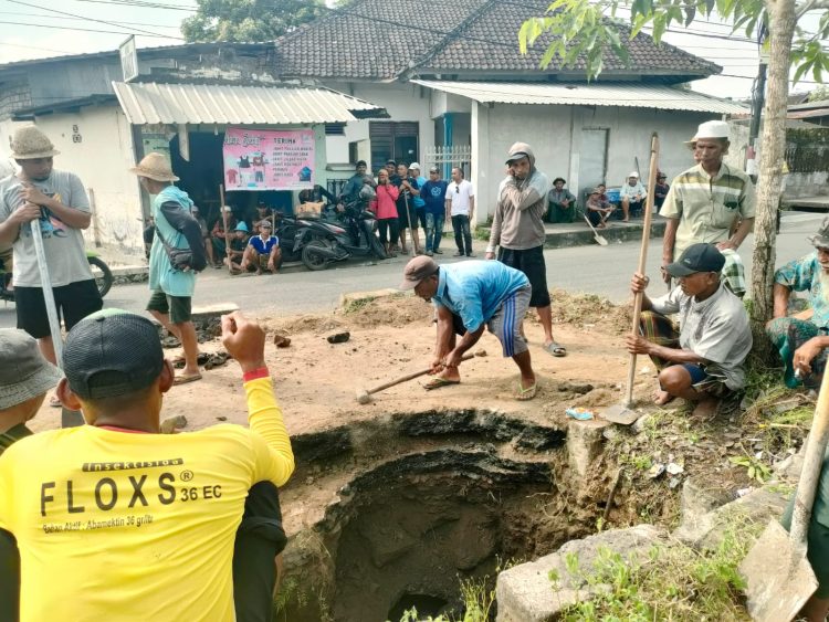 Warga Dua Kecamatan di Lotim Bongkar Paksa Jalan Provinsi