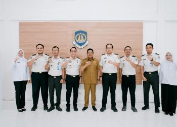 Bupati Haerul Warisan Terima Paspor Perdana dari Kantor Imigrasi Lotim