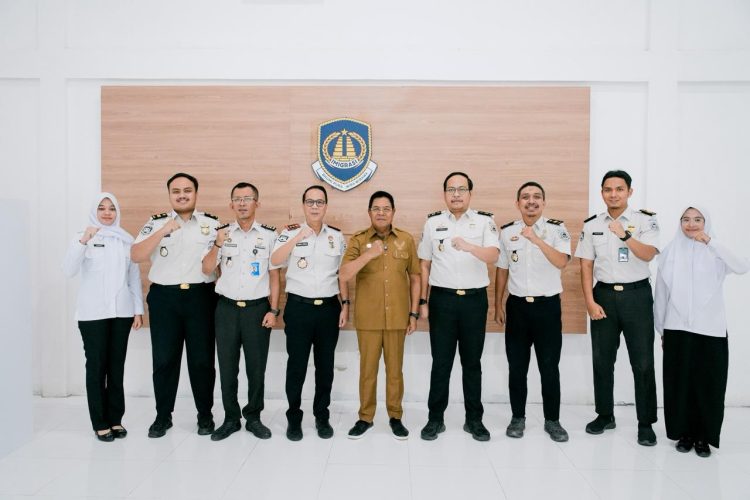 Bupati Haerul Warisan Terima Paspor Perdana dari Kantor Imigrasi Lotim