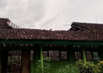 Atap Kelas Roboh, PC PMII Lotim Minta Perbaikan Darurat SDN 4 Pandan Wangi