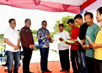 Bupati Lombok Timur Serahkan 87 Sertifikat Tanah Nelayan Ekas, Tegaskan Tanpa Pungutan