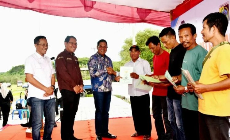 Bupati Lombok Timur Serahkan 87 Sertifikat Tanah Nelayan Ekas, Tegaskan Tanpa Pungutan
