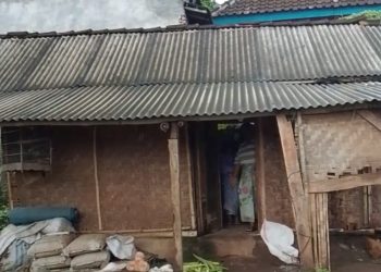 Bertahan di Rumah Anyaman Bambu, Suliati Menjaga Asa Dua Putrinya